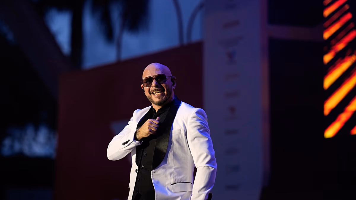 Der US-Rapper Pitbull stellt den Rekord für die größte Versammlung von Menschen mit Glatze auf