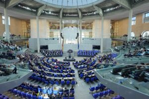 Deutschlands Merz kündigt weitreichende Reformen an: Steuersenkungen, Rentenreform und neue Regeln für den Krankenstand