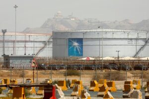 Die OPEC+ stimmt einer weiteren moderaten Produktionssteigerung zu, da die Ölpreise wieder auf das Vorkriegsniveau fallen
