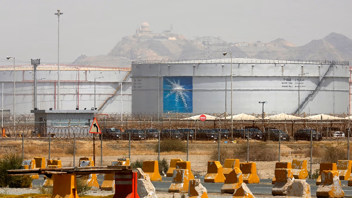 Die OPEC+ stimmt einer weiteren moderaten Produktionssteigerung zu, da die Ölpreise wieder auf das Vorkriegsniveau fallen