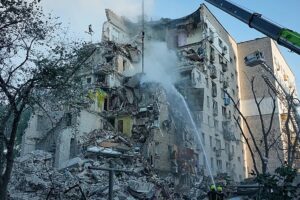 Die Ukraine fordert Luftverteidigung, da Russland nach einem nächtlichen Angriff mit weiteren Angriffen auf Kiew droht