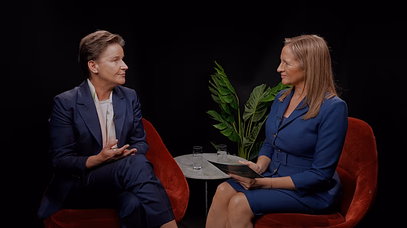 Verena Ross, Vorsitzende der ESMA, begleitete Angela Barnes bei „The Big Question“.