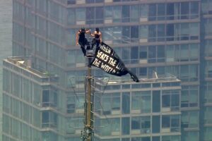 Draufgängerisches Paar wegen Verbrechen wegen Stunt-Stunt für Empire-State-Building-Plan angeklagt