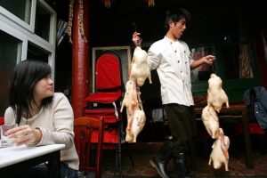EU prüft Einfuhren chinesischer Peking-Enten, während sich der Streit um Marktüberschwemmungen verschärft