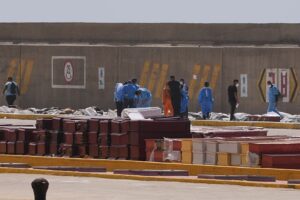 Erdbeben in Venezuela: Der Hafen von La Guaira wurde in eine provisorische Leichenhalle umgewandelt Der Hafen von La Guaira in Venezuela wurde nach zwei Erdbeben in eine provisorische Leichenhalle umgewandelt, in der forensische Teams Opfer und Familien bearbeiten und auf Neuigkeiten warten. 30.06.2026