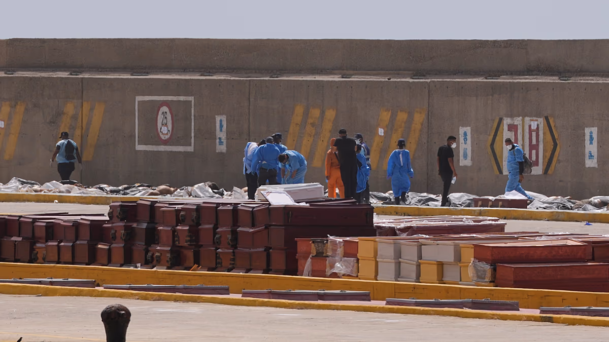 Erdbeben in Venezuela: Der Hafen von La Guaira wurde in eine provisorische Leichenhalle umgewandelt Der Hafen von La Guaira in Venezuela wurde nach zwei Erdbeben in eine provisorische Leichenhalle umgewandelt, in der forensische Teams Opfer und Familien bearbeiten und auf Neuigkeiten warten. 30.06.2026