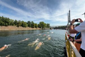 Frankreich: Hunderte springen beim ersten Flussrennen in Paris seit 80 Jahren in die Seine