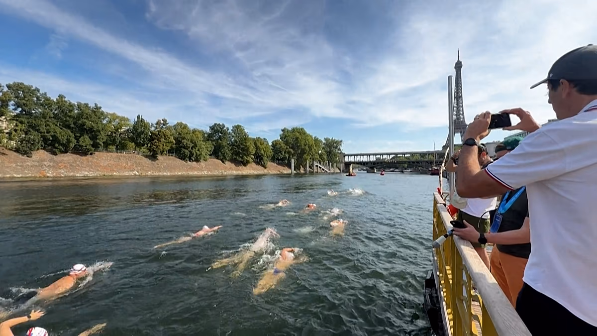 Frankreich: Hunderte springen beim ersten Flussrennen in Paris seit 80 Jahren in die Seine