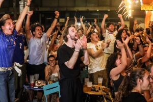 Frankreichs Fans brechen aus, als Les Bleus Marokko besiegen und das Halbfinale erreichen. Jubelszenen spielten sich in Paris und im Gillette Stadium in Foxborough, Massachusetts, ab, als Les Bleus am 9. Juli Marokko mit 2:0 besiegten und sich damit einen Platz im Halbfinale der FIFA-Weltmeisterschaft sicherten. 07.10.2026