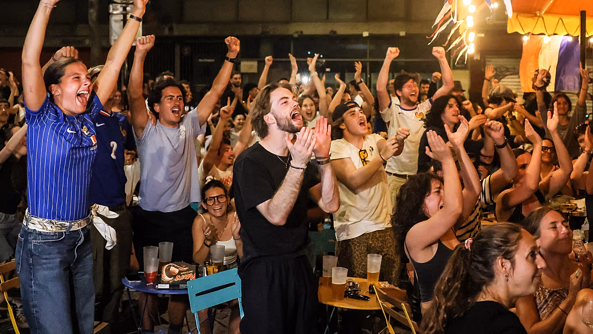 Frankreichs Fans brechen aus, als Les Bleus Marokko besiegen und das Halbfinale erreichen. Jubelszenen spielten sich in Paris und im Gillette Stadium in Foxborough, Massachusetts, ab, als Les Bleus am 9. Juli Marokko mit 2:0 besiegten und sich damit einen Platz im Halbfinale der FIFA-Weltmeisterschaft sicherten. 07.10.2026