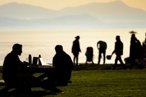 Gründe zur Freude: Wie 80 % der Schweizerinnen und Schweizer trotz Krisen und Ängsten optimistisch bleiben