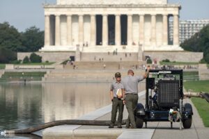 Im Rahmen der umstrittenen Trump-Umgestaltung entleeren die Besatzungen erneut den Lincoln Memorial Reflecting Pool