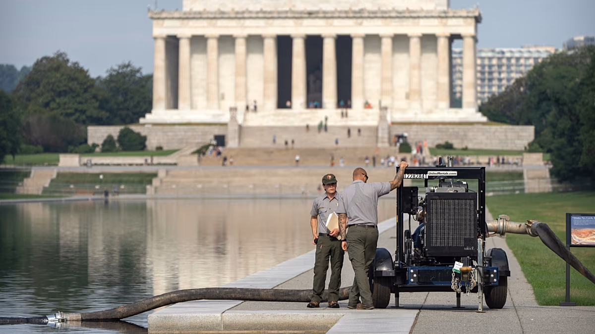 Im Rahmen der umstrittenen Trump-Umgestaltung entleeren die Besatzungen erneut den Lincoln Memorial Reflecting Pool