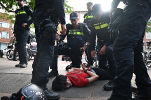 In den Niederlanden kommt es zu Zusammenstößen nach Marokkos Weltmeisterschaftssieg. Die Feierlichkeiten zum Weltmeisterschaftssieg Marokkos über die Niederlande in Den Haag führen zu Zusammenstößen mit Festnahmen, die inmitten von Straßenunruhen und Feierlichkeiten stattfinden. 30.06.2026