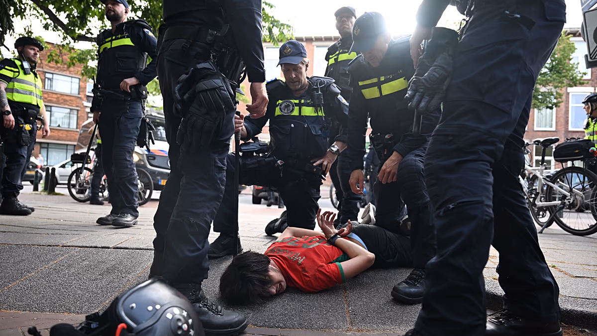 In den Niederlanden kommt es zu Zusammenstößen nach Marokkos Weltmeisterschaftssieg. Die Feierlichkeiten zum Weltmeisterschaftssieg Marokkos über die Niederlande in Den Haag führen zu Zusammenstößen mit Festnahmen, die inmitten von Straßenunruhen und Feierlichkeiten stattfinden. 30.06.2026