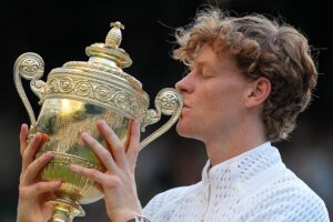 Jannik Sinner besiegt Alexander Zverev und holt sich den zweiten Wimbledon-Titel in Folge