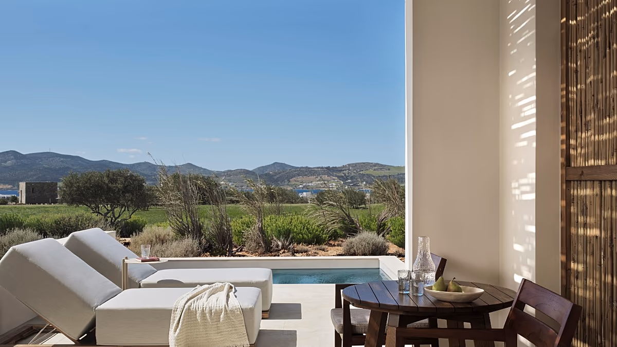 Jedes Zimmer in diesem neuen Boutique-Hotel auf Paros verfügt über einen privaten Pool oder einen Whirlpool