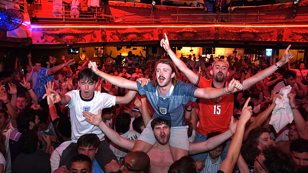 Jude Bellinghams Doppelpack schickt das jubelnde England ins WM-Halbfinale
