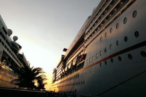 Kreuzfahrten verschlimmern den Overtourism und treiben die Emissionen in die Höhe. Warum werden sie also weniger besteuert als Hotels?