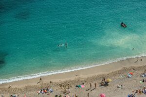 Liegenkriege und Musikverbote: Europas überraschende Strandregeln, die Reisende diesen Sommer kennen sollten