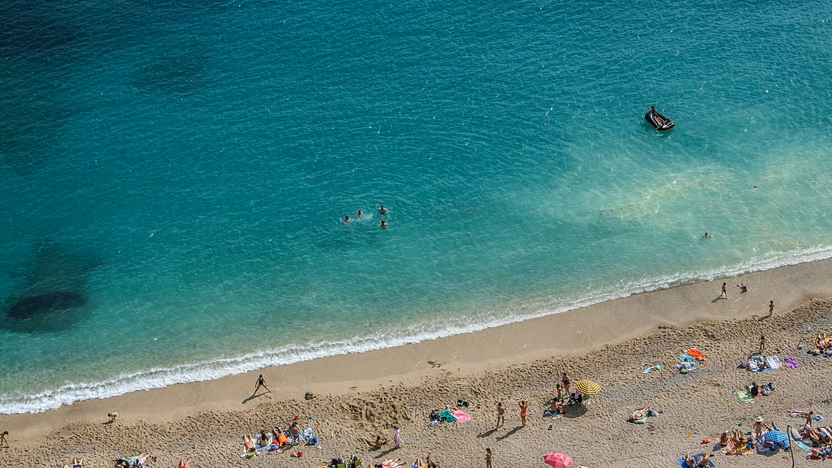 Liegenkriege und Musikverbote: Europas überraschende Strandregeln, die Reisende diesen Sommer kennen sollten