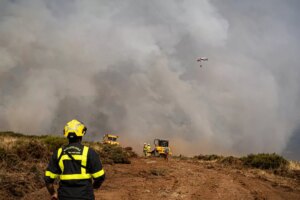 Luftaufnahmen zeigen das Ausmaß des Waldbrands in La Mierla in Spanien. Luftaufnahmen zeigen das Ausmaß des Waldbrands in La Mierla in Guadalajara, Spanien, während Feuerwehrleute gegen einen Brand kämpfen, der bis zu 30.000 Hektar verbrannt hat. 22.07.2026