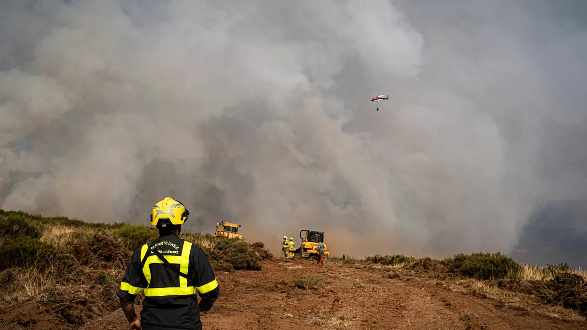 Luftaufnahmen zeigen das Ausmaß des Waldbrands in La Mierla in Spanien. Luftaufnahmen zeigen das Ausmaß des Waldbrands in La Mierla in Guadalajara, Spanien, während Feuerwehrleute gegen einen Brand kämpfen, der bis zu 30.000 Hektar verbrannt hat. 22.07.2026