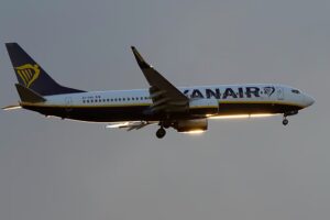 Panik auf Ryanair-Flug von Thessaloniki, als Trümmer das Fenster zersplittern und einen Passagier verletzen