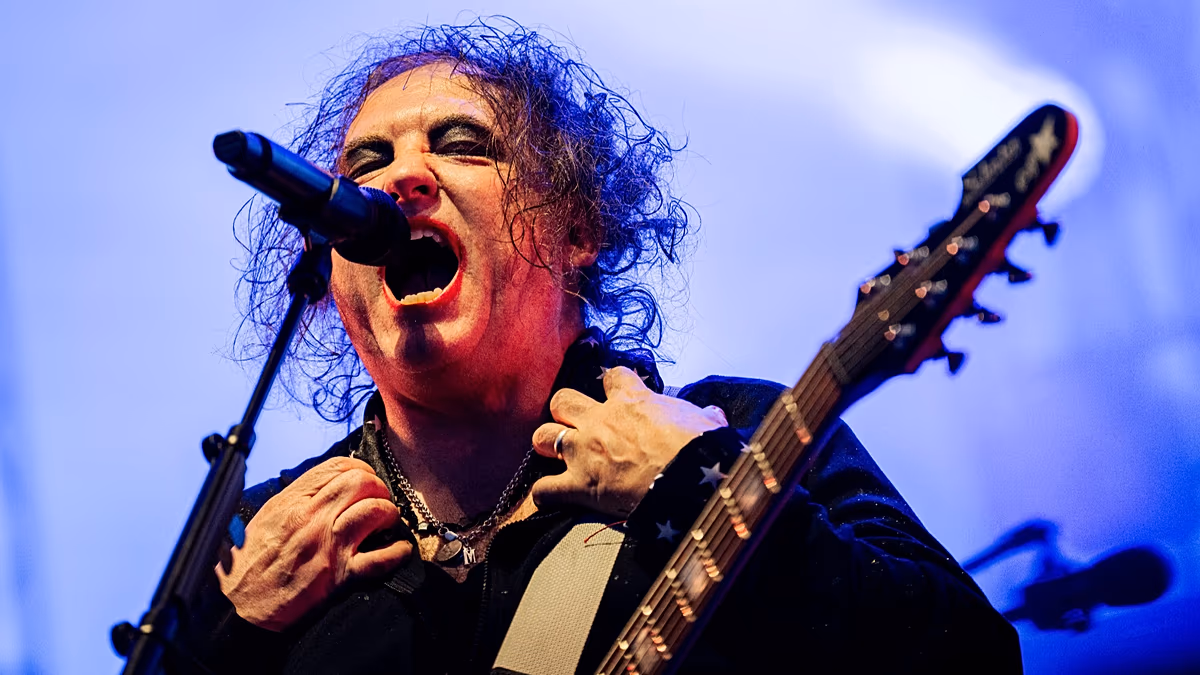Robert Smith von The Cure schlägt bei der WM-Halbzeitshow heftig zu