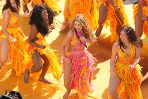 Shakira führt die erste Halbzeitshow der Weltmeisterschaft an, die kurzzeitig im Rampenlicht steht
