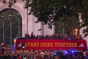 Siegreiches spanisches Team marschiert nach dem WM-Triumph durch Madrid. Spaniens Weltmeisterteam tourte in einem offenen Bus durch Madrid, während riesige Menschenmengen die Straßen säumten, um ihren Sieg über Argentinien zu feiern. 21.07.2026