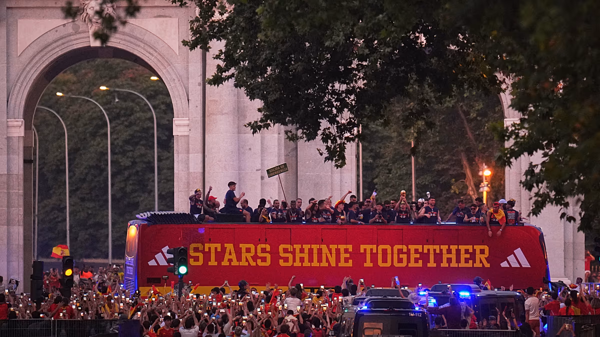 Siegreiches spanisches Team marschiert nach dem WM-Triumph durch Madrid. Spaniens Weltmeisterteam tourte in einem offenen Bus durch Madrid, während riesige Menschenmengen die Straßen säumten, um ihren Sieg über Argentinien zu feiern. 21.07.2026