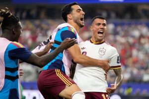 Spanien verdirbt die Party zum Bastille-Tag, indem es Frankreich mit 2:0 besiegt und das WM-Finale erreicht