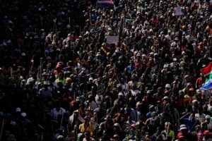 Südafrikanische Demonstranten rufen dazu auf, illegale Migranten zu verlassen. Anti-einwanderungsfeindliche Demonstranten marschieren in Durban, während die Marsch- und Marschbewegung inmitten einer Polizeipräsenz Maßnahmen der Regierung gegen illegale Migration fordert. 30.06.2026
