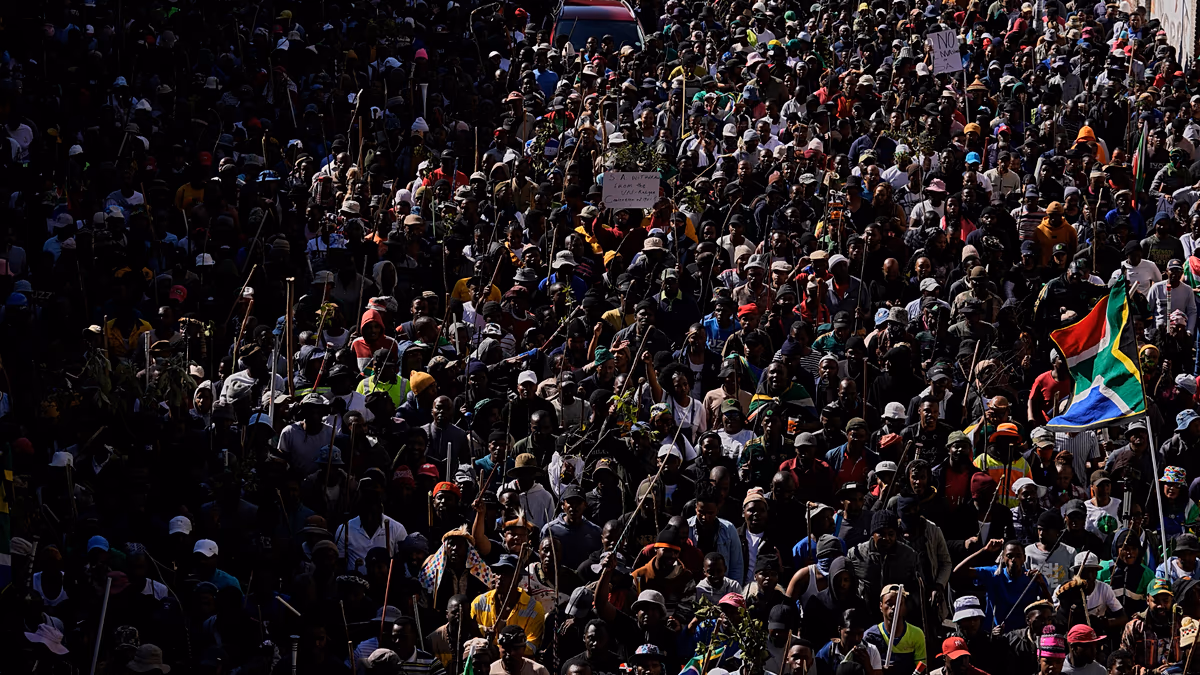 Südafrikanische Demonstranten rufen dazu auf, illegale Migranten zu verlassen. Anti-einwanderungsfeindliche Demonstranten marschieren in Durban, während die Marsch- und Marschbewegung inmitten einer Polizeipräsenz Maßnahmen der Regierung gegen illegale Migration fordert. 30.06.2026