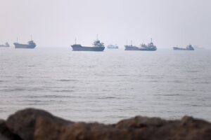 Tanker in der Straße von Hormus angegriffen, als die USA zum zehnten Mal in Folge den Iran angreifen