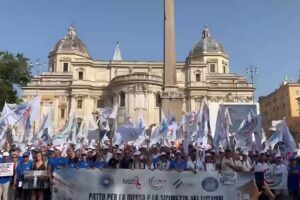 Tausende italienische Militär- und Polizeiangehörige demonstrieren in Rom für Gehälter und Renten
