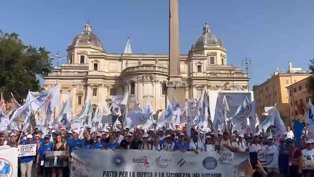 Tausende italienische Militär- und Polizeiangehörige demonstrieren in Rom für Gehälter und Renten