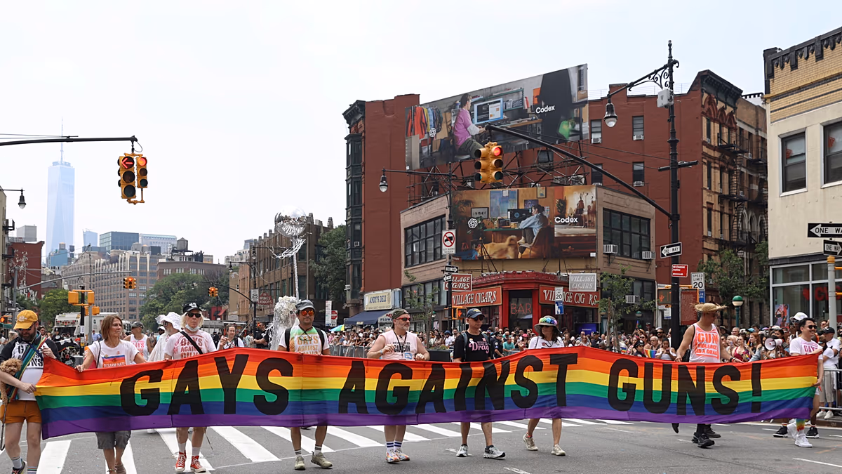 Tausende nehmen an der New York Pride-Parade teil. Tausende nehmen an der New York Pride-Parade in Manhattan mit Festwagen, Musik und politischen Führern teil, um die LGBTQ+-Rechte zu feiern und zu gedenken. 29.06.2026