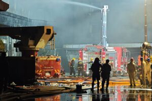 Tödlicher Brand in chinesischer Schuhfabrik führt zu Anordnung von Xi Jinping zur vollständigen Untersuchung. China untersucht einen Brand, bei dem am 9. Juli in einer Schuhfabrik in Jinjiang, Provinz Fujian, 28 Menschen ums Leben kamen. 07.10.2026