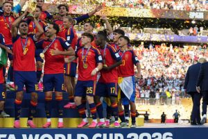 Trump und Infantino überreichen den WM-Pokal an Spanien Donald Trump und Gianni Infantino überreichen den WM-Pokal an Spaniens Kapitän Rodri, nachdem Spanien im Finale in der Nähe von New York Argentinien besiegt hat. 20.07.2026