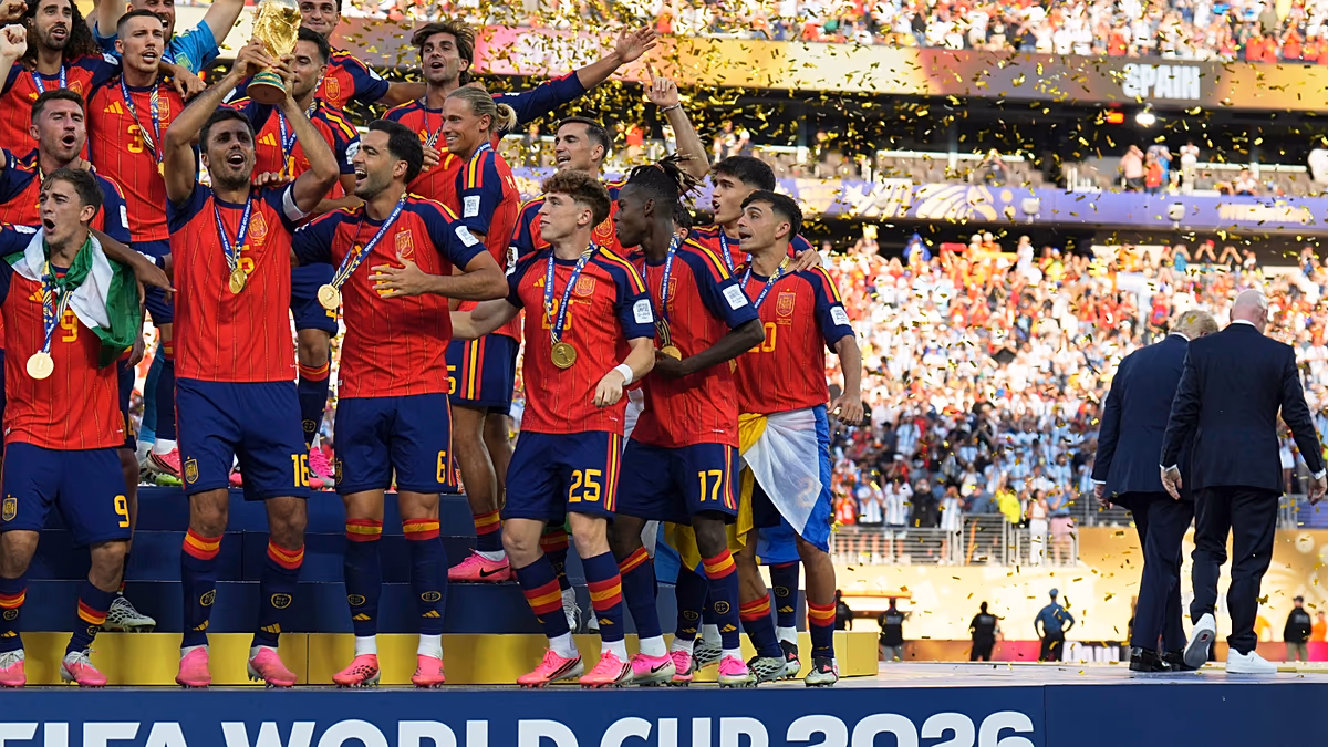 Trump und Infantino überreichen den WM-Pokal an Spanien Donald Trump und Gianni Infantino überreichen den WM-Pokal an Spaniens Kapitän Rodri, nachdem Spanien im Finale in der Nähe von New York Argentinien besiegt hat. 20.07.2026