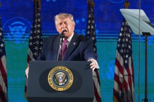 Trump warnt vor kommunistischer Bedrohung, da die Parade in Washington wegen Hitzewelle abgesagt wurde