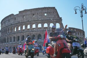 Vespa feiert 80 Jahre mit einer großen Parade in Rom