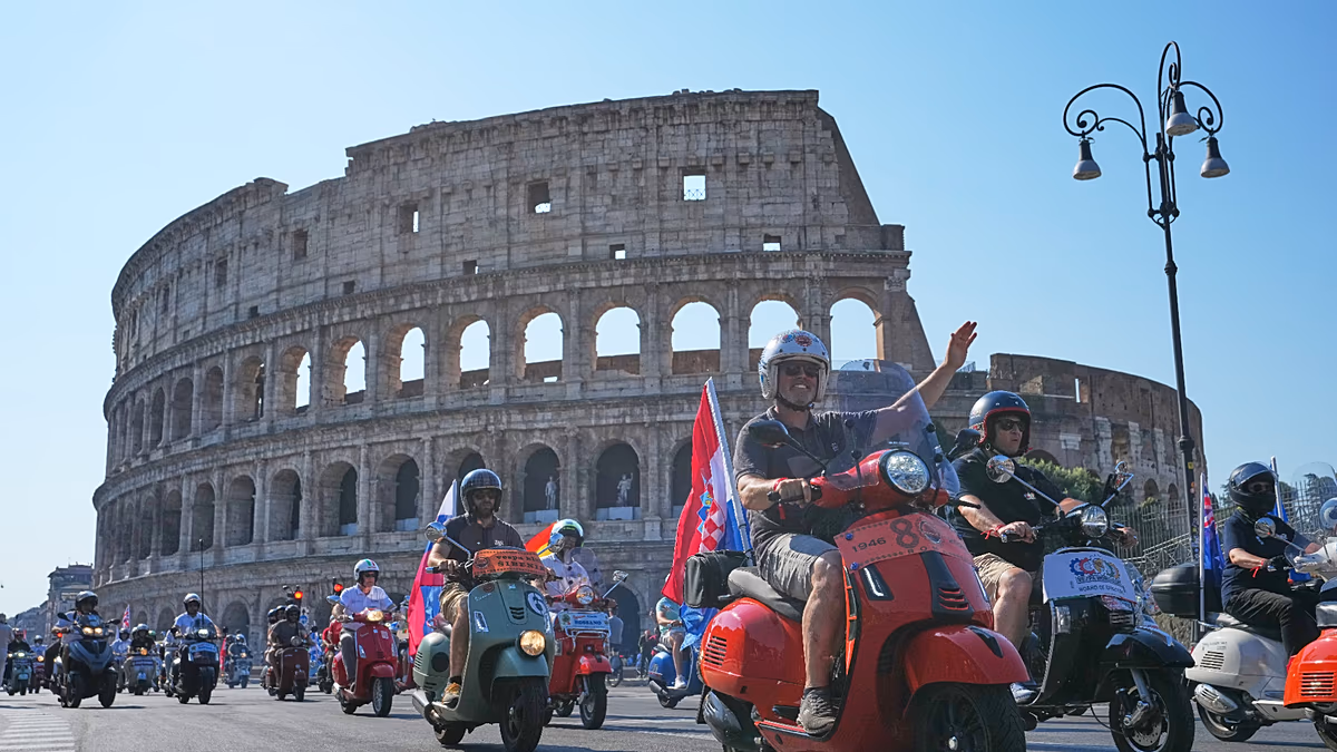 Vespa feiert 80 Jahre mit einer großen Parade in Rom