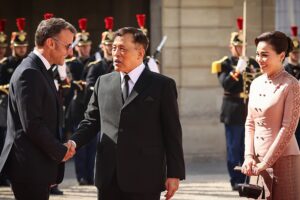 Virales gefälschtes KI-Bild zeigt Macron, wie er vor dem thailändischen König kniet