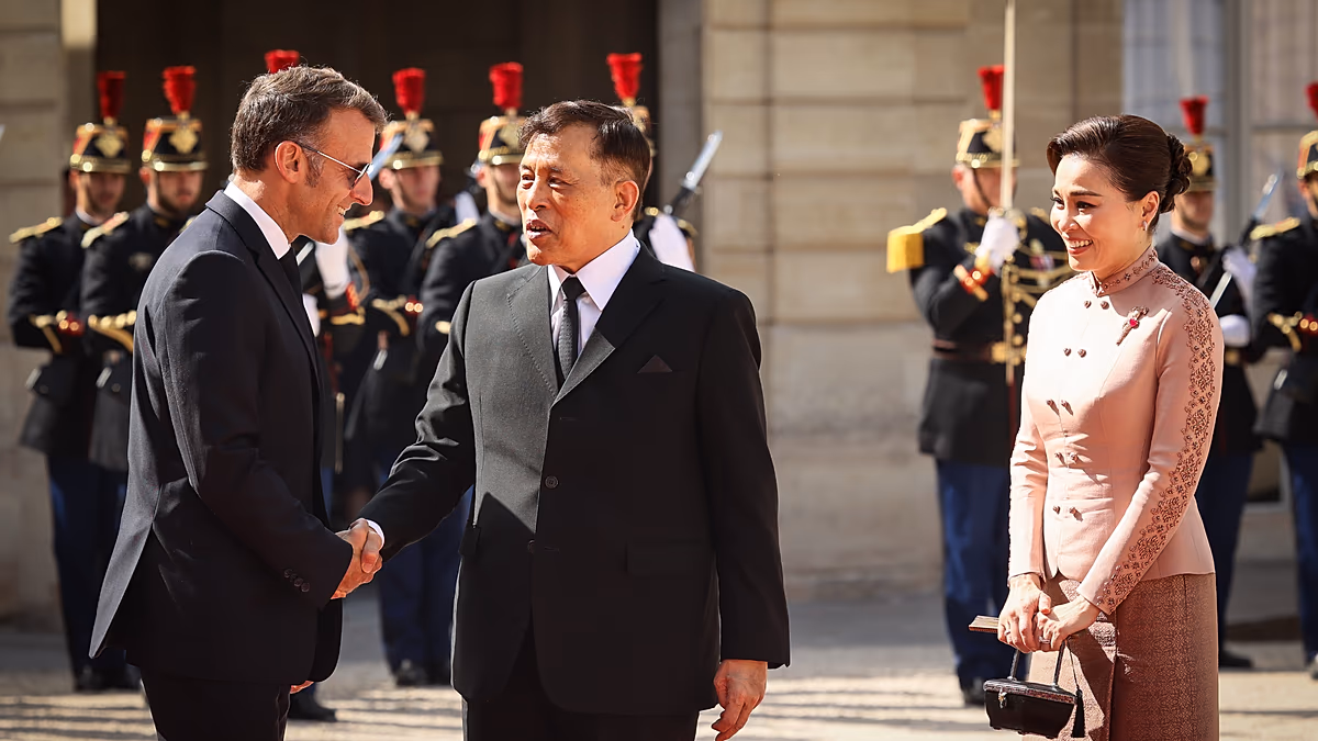 Virales gefälschtes KI-Bild zeigt Macron, wie er vor dem thailändischen König kniet
