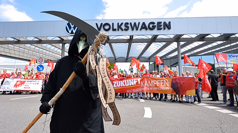 Arbeiter protestieren am 9. Juli 2026 vor dem Volkswagen-Werk in Zwickau