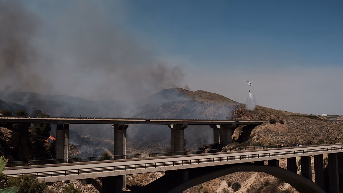 Waldbrand in Spanien: Feuerwehrleute gewinnen an Boden, als Evakuierte aus Almería nach Hause zurückkehren