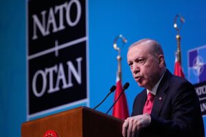Wie die NATO-Führer auf Erdoğans aufwändiges Schusswaffengeschenk reagierten